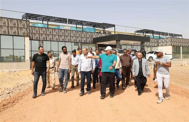 محافظ الوادي الجديد يبحث إجراءات تسكين العاملين بمجمع المصالح المميكن