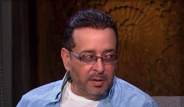 حميد الشاعري وحسام حسني أول الحاضرين في صلاة جنازة الفنان علاء عبدالخالق