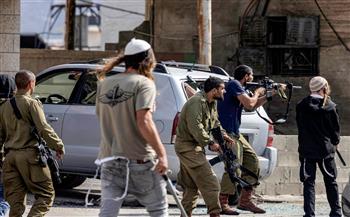   مُستوطنون يصيبون فلسطينيًا بالرصاص في رام الله