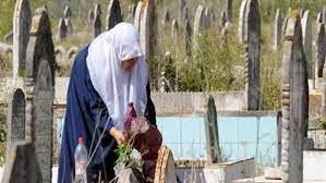 هل يعلم المتوفى بمن يدعو ويتصدق له؟