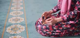 حكم كشف قدم المرأة في الصلاة وخارجها