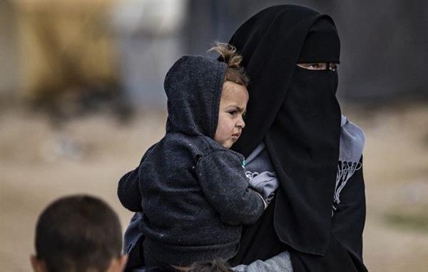 فرنسا تعيد 10 نساء و25 طفلا من مخيمات في شمال شرقي سوريا