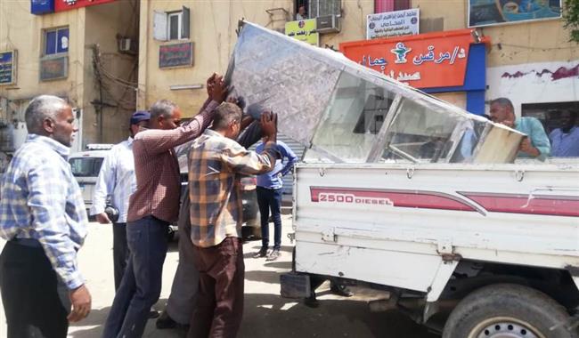 الوحدات المحلية بأسوان تواصل رفع الإشغالات والمخلفات بالأسواق والشوارع