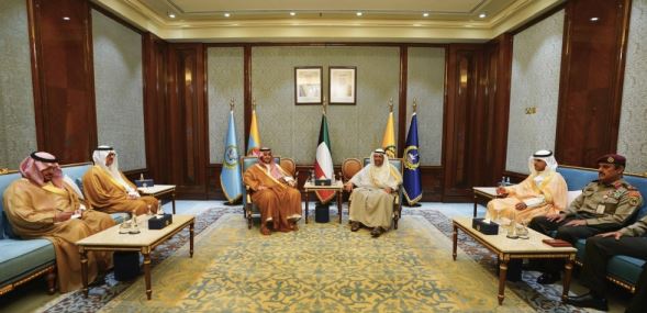 وزير الدفاع الكويتي يبحث مع وزير الدولة السعودي أوجه التعاون المشترك بين البلدين