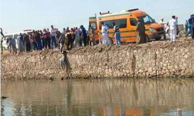 كانوا رجعين من فرح.. إصابة 16 شخصا إثر انقلاب سيارة فى ترعة بـ قنا