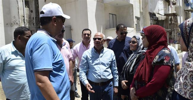محافظ بورسعيد يشدد على سرعة الانتهاء من تطوير ورصف الشوارع الداخلية بـ خديجة أ 