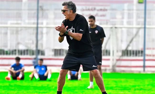 "أسوريو" يقسم لاعبي الزمالك إلى 3 مجموعات فى مران اليوم
