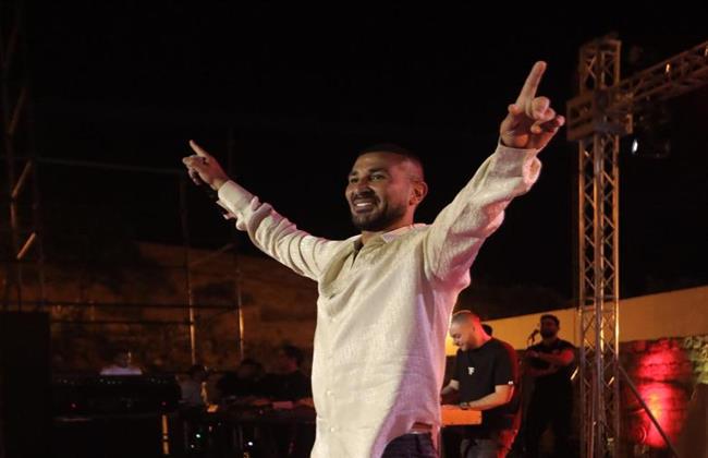 "هي دى الحفلة اللي قالوا عليها فاشلة".. أحمد سعد يوثق فيديو جديد من حفل تونس