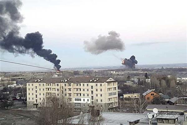 أوكرانيا: مقتل ثلاثة أشخاص وإصابة ثماني آخرين في هجوم صاروخي روسي