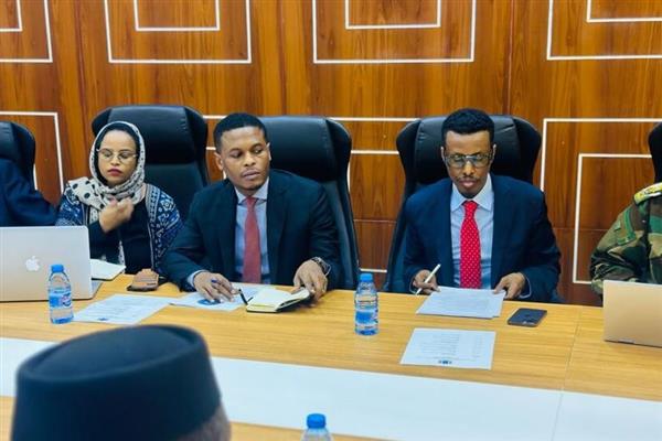 الصومال والاتحاد الأفريقي يبحثان الخطة الانتقالية وتولي القوات المسلحة الأمن العام للبلاد