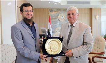   وزير التعليم العالي يكرم الدكتور هشام عمران لفوزه بجائزة مسابقة منظمة اليونسكو "الفوزان الدولية"