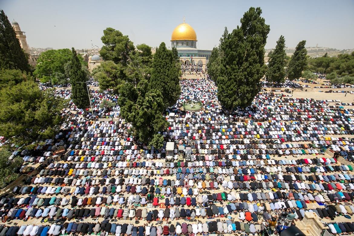 50 ألف مُصلٍ يؤدون صلاة الجمعة في المسجد الأقصى المبارك