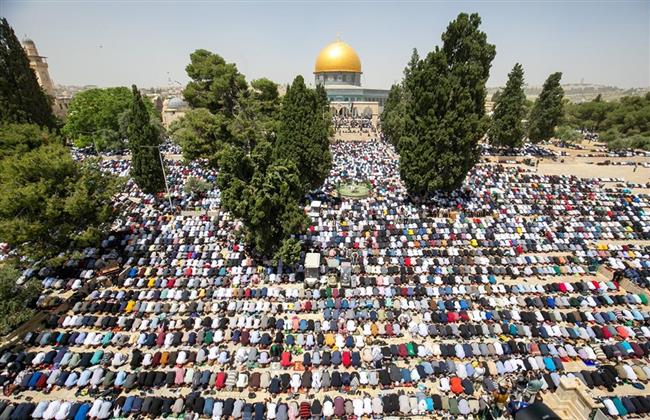 50 ألف مُصلٍ يؤدون صلاة الجمعة في المسجد الأقصى المبارك