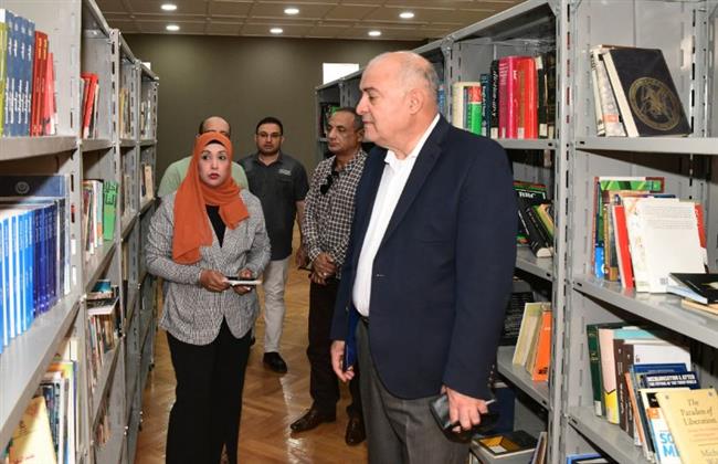 محافظ قنا يتفقد مكتبة مصر العامة 