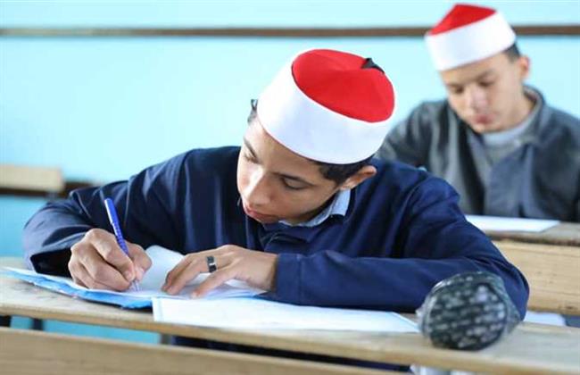 طلاب العلمي بالثانوية الأزهرية يؤدون اليوم امتحان مادة التوحيد