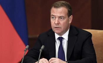   ميدفيديف: «الناتو» يواصل تعزيز قدرات كييف القتالية بكل الوسائل الممكنة