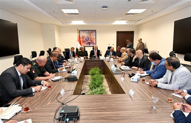 الإسكان تبحث سبل دعم الصناعات المصرية وتعظيم المكون المحلي