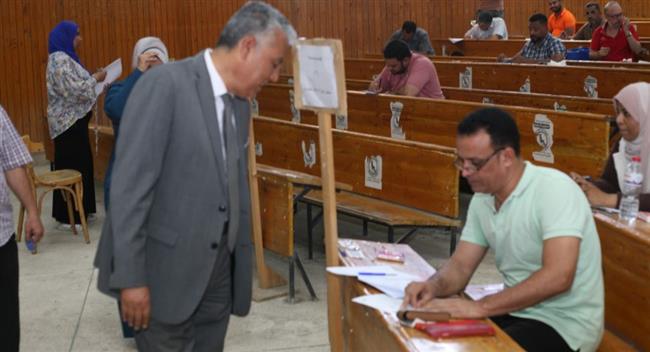 رئيس جامعة جنوب الوادى يتفقد امتحانات الدراسات العليا بكليتى الحقوق والتجارة