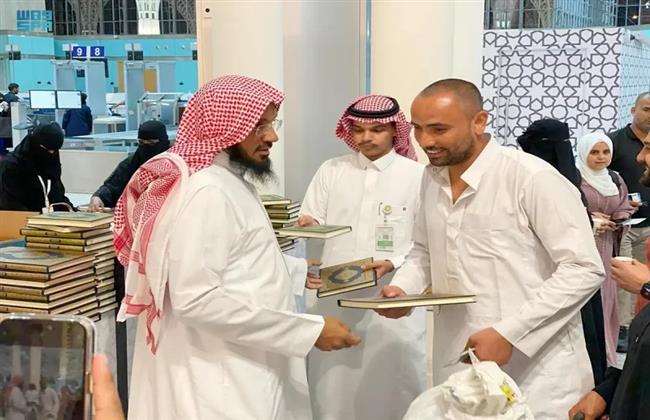 السعودية: استمرار توزيع "المصحف الشريف" على الحجاج المغادرين من المدينة المنورة
