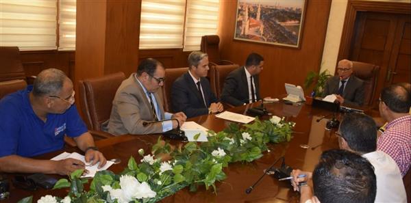 محافظ بورسعيد يتابع سير العمل بعدد من إدارات الديوان العام