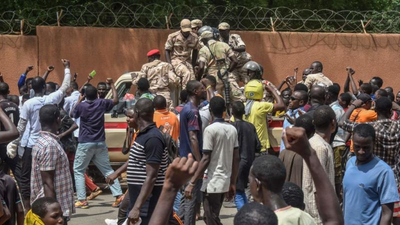 أول تعليق من فرنسا بعد الهجوم على سفارتها في النيجر