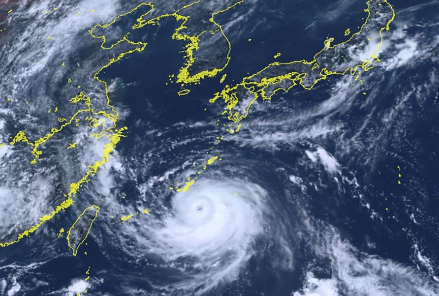 اليابان تلغى رحلات جوية مع اقتراب العاصفة خانون من جزر أوكيناوا