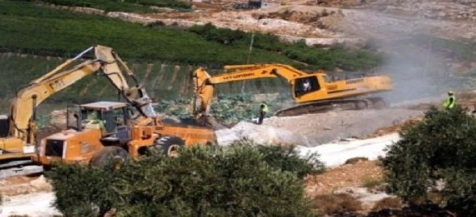 قوات الاحتلال الإسرائيلي تجرف أراضي غرب الخليل
