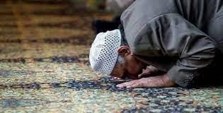   ما حكم الصلاة بمفردي قبل الإقامة بالمسجد؟