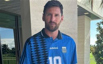 ميسي يرتدي قميص "مارادونا".. ويثير جدل معجبيه