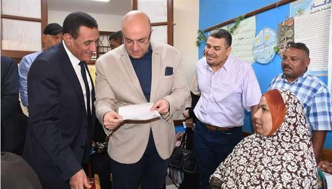 محافظ بني سويف ورئيس هيئة تعليم الكبار يتفقدان قوافل " أنت الحياة" 