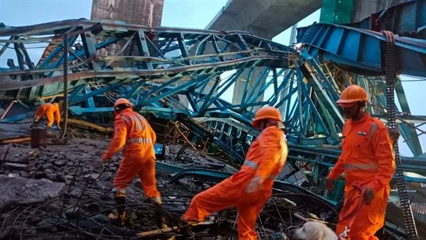 وفاة 16 عاملا جراء انهيار رافعة أثناء بناء جسر فى غرب الهند