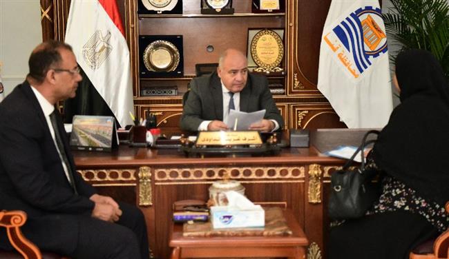 محافظ قنا يستقبل 78 مواطن بمكتبه لبحث شكواهم 