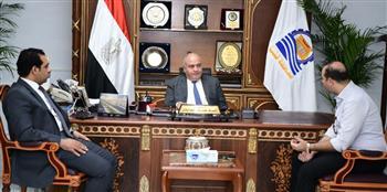" الداودي "يتابع موقف مشروع مزرعة التوت لإنتاج الحرير الطبيعي بقنا