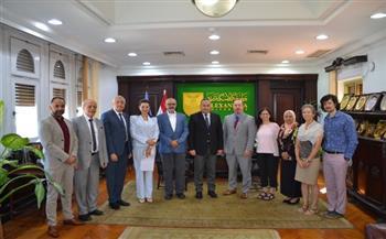 رئيس جامعة الإسكندرية يستقبل وفدا أمريكيا لبحث سبل التعاون المشترك