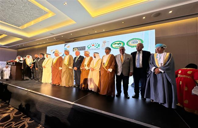 زاهي حواس يحصل على جائزة الريادة في الآثار بالمنتدى العربي للسياحة والتراث بعمان