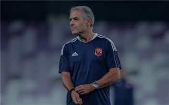 كولر يحاضر لاعبي الأهلي.. ويحذرهم من صعوبة مباراة المصري بالكأس