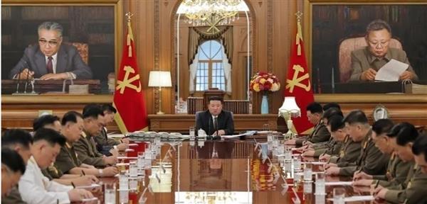 زعيم كوريا الشمالية يقيل رئيس الأركان ويدعو للاستعداد للحرب
