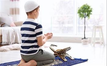   "الإمام الصغير".. الإفتاء: بجوز للطفل إمامة أمه في الصلاة