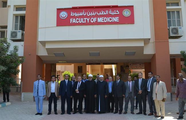 رئيس جامعة الأزهر يتفقد اللجنة الطبية لعلاج أعضاء هيئة التدريس بأسيوط