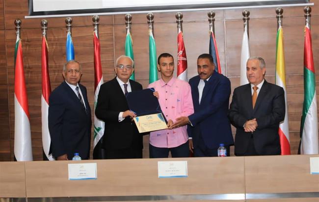 بحضور محافظ مطروح ورئيس الهيئة الوطنية للصحافة.. وزير التعليم يكرم أوائل الثانوية العامة