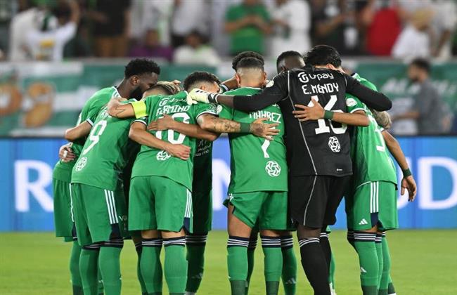 انتهاء الشوط الأول بتقدم الأهلي السعودي بهدفين