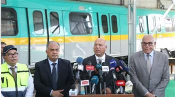 وزير النقل ورئيس "العربية للتصنيع" يشهدان تسليم أحد قطارات المترو إنتاج "سيماف"