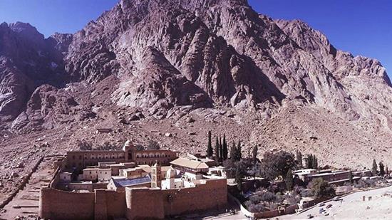 وزير السياحة يبحث مستجدات مشروع تطوير موقع التجلي الأعظم