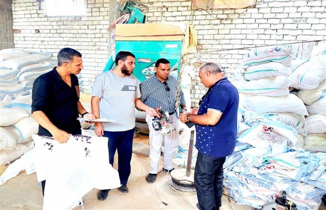 ضبط 17 طن نخالة مخلوطة بقشر الأرز المطحون داخل مصنع بكوم حماده 