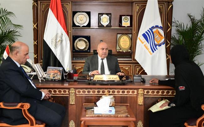 لبحث شكواهم.. محافظ قنا يستقبل 66 مواطنًا بمكتبه 