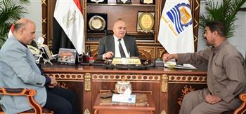 محافظ قنا يستقبل 78 مواطنا لبحث شكواهم 