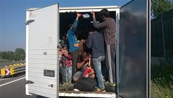   ضبط ٢٦ لاجئًا اثناء محاولة تهريبهم الى النمسا في شاحنات صغيرة