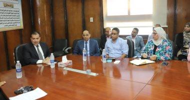 رئيس جامعة جنوب الوادي يناقش تطبيق معايير الجودة بمستشفيات قنا الجامعية