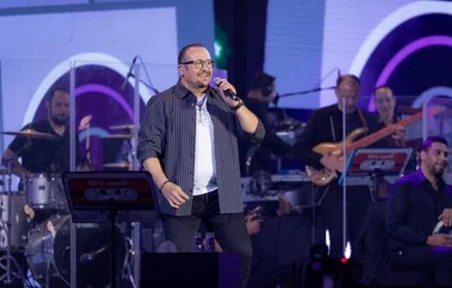 هشام عباس لـ «دار المعارف»: سعيد جدًا بتجمعيتنا الحلوة في «كاسيت 90»
