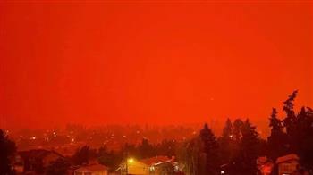   القاهرة الإخبارية: سماء كندا تتحول إلى اللون الأحمر والسلطات تخلي المنطقة